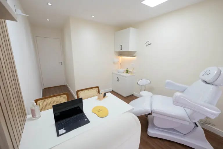 Sala equipada e climatizada para exames